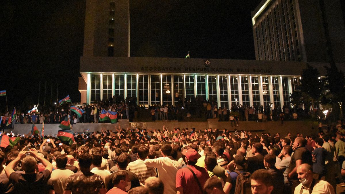 Azerbaycan'da halk seferberlik talebiyle Milli Meclisin önünde toplandı