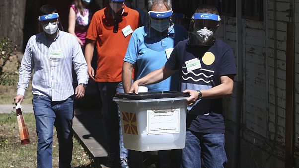 Β. Μακεδονία: Άνοιξαν οι κάλπες για τις βουλευτικές εκλογές παρά την έξαρση του κορονοϊού Β. Μακεδονία: Άνοιξαν οι κάλπες για τις βουλευτικές εκλογές παρά την έξαρση του κορονοϊού