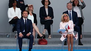 Fransa Cumhurbaşkanı Emmanuel Macron, eşi Brigitte Macon ile birlikte Bastille Günü kutlamaları çerçevesinde Fransız savaş uçaklarının gösterisini izliyor