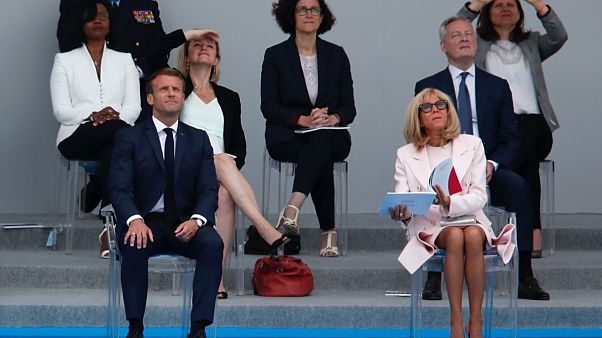 Fransa Cumhurbaşkanı Emmanuel Macron, eşi Brigitte Macon ile birlikte Bastille Günü kutlamaları çerçevesinde Fransız savaş uçaklarının gösterisini izliyor Fransa Cumhurbaşkanı Emmanuel Macron, eşi Brigitte Macon ile birlikte Bastille Günü kutlamaları çerçevesinde Fransız savaş uçaklarının gösterisini izliyor