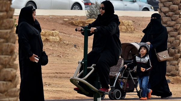 السعودية نيوز |
#القضاء_يسقط_التغيب يتصدر تويتر في السعودية .. مغردون يباركون وآخرون ينتقدون الخطوة
السعودية نيوز |
#القضاء_يسقط_التغيب يتصدر تويتر في السعودية .. مغردون يباركون وآخرون ينتقدون الخطوة