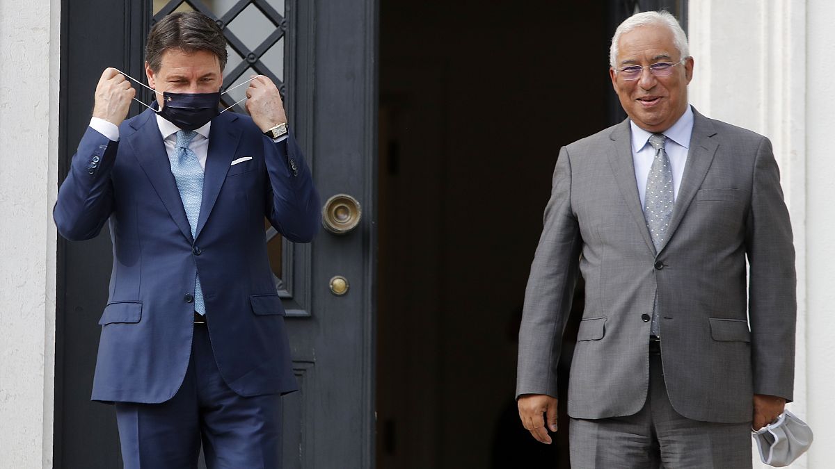 Il presidente del consiglio italiano, Conte, e il primo ministro portoghese Antonio Costa durante il loro incontro dello scorso 7 luglio