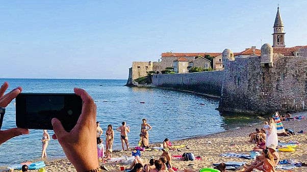 Montenegrói strand 2020 júliusában Montenegrói strand 2020 júliusában