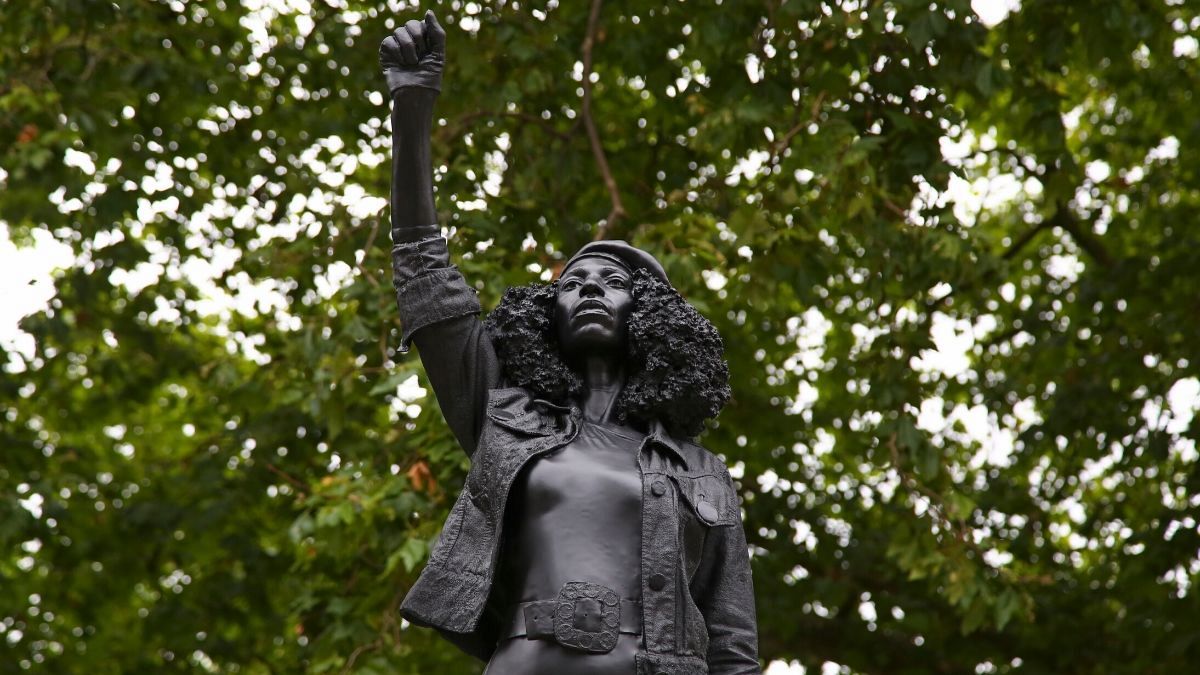 تندیس زن سیاهپوست معترض جایگزین مجسمه برده‌دار بریتانیایی شد 