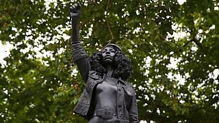 تندیس زن سیاهپوست معترض جایگزین مجسمه برده‌دار بریتانیایی شد