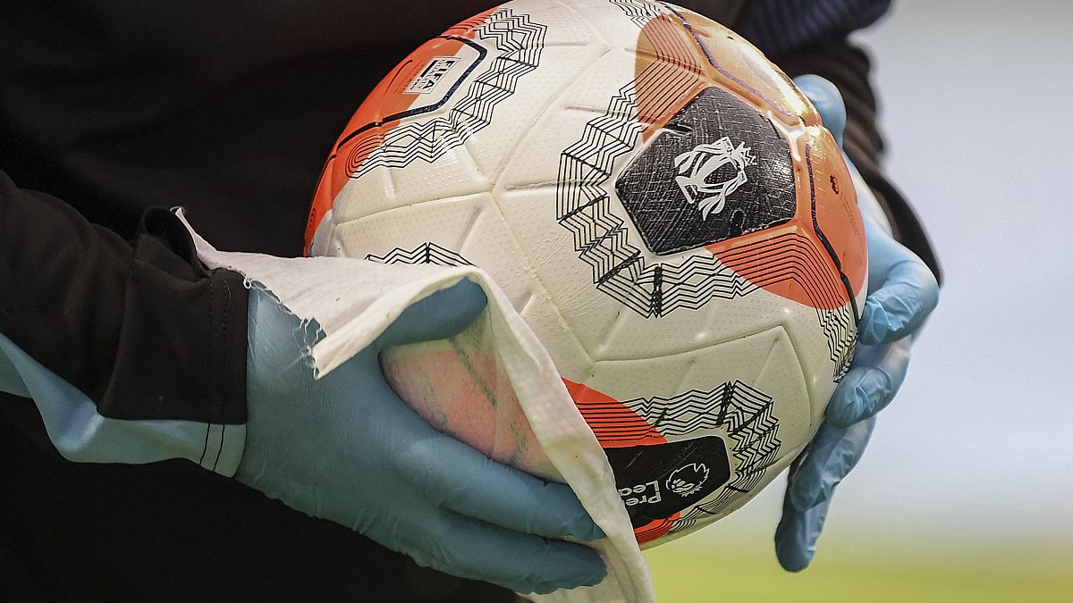 تطهير الكرة قبل مباراة الدوري الإنجليزي لكرة القدم بين مانشستر سيتي ونيوكاسل على ملعب إيثياد في مانشستر، بريطانيا.
