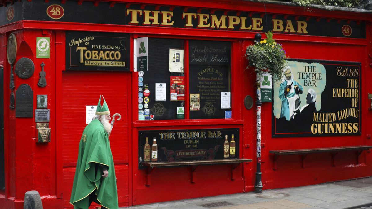 Un hombre disfrazado de Saint Patrick pasea por Dublín durante el cierre de los bares. el pasado marzo. 