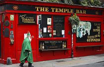 Un hombre disfrazado de Saint Patrick pasea por Dublín durante el cierre de los bares. el pasado marzo.
