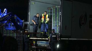 شاهد: الشرطة الألمانية تعثر على 31 مهاجرا كانوا مختبئين داخل شاحنة تبريد
