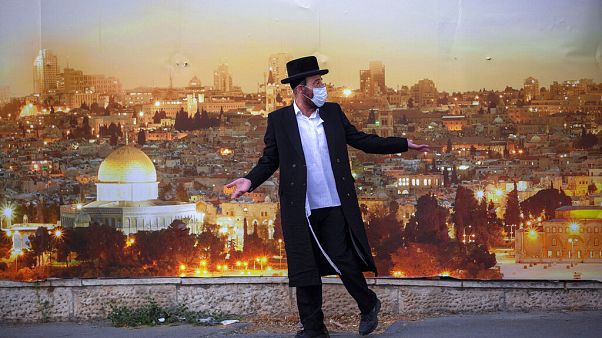 Un judío ultraortodoxo en las calles de Jerusalén el pasado día 13 Un judío ultraortodoxo en las calles de Jerusalén el pasado día 13