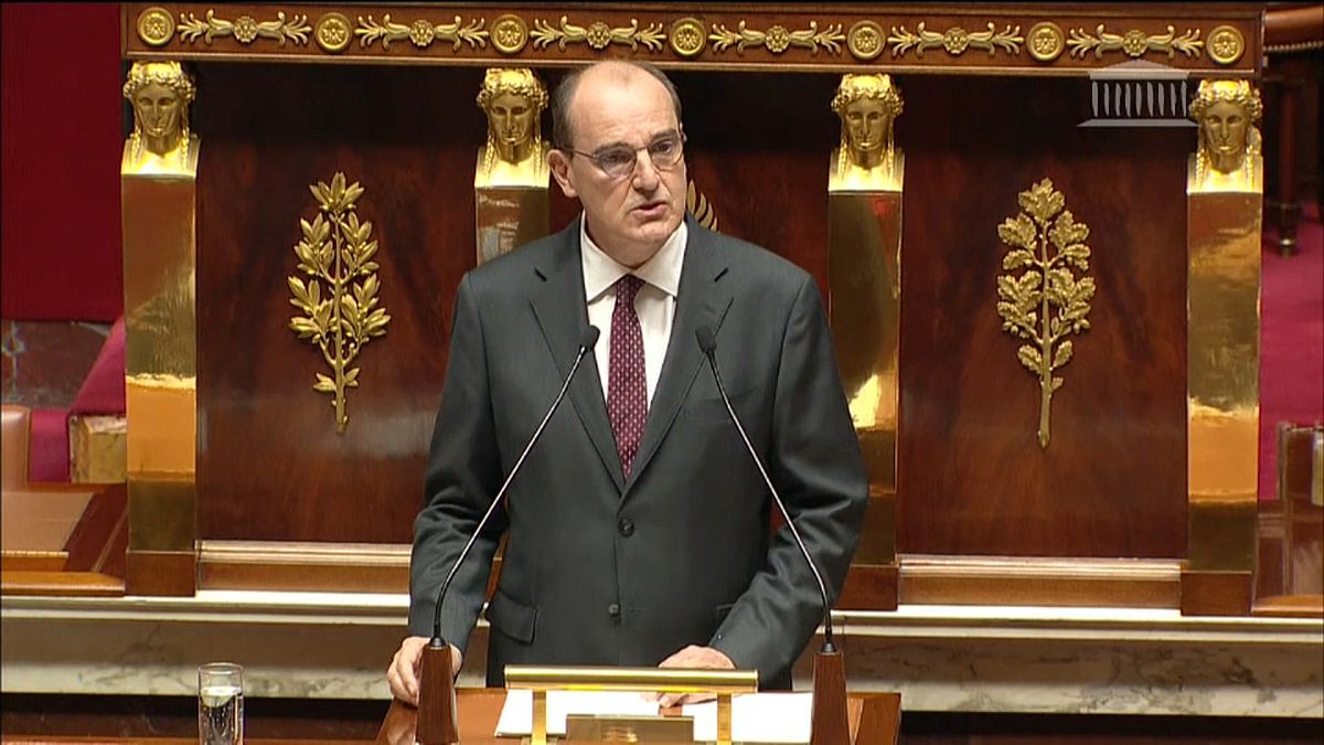 Премьер-министр Франции выступает с программной речью
