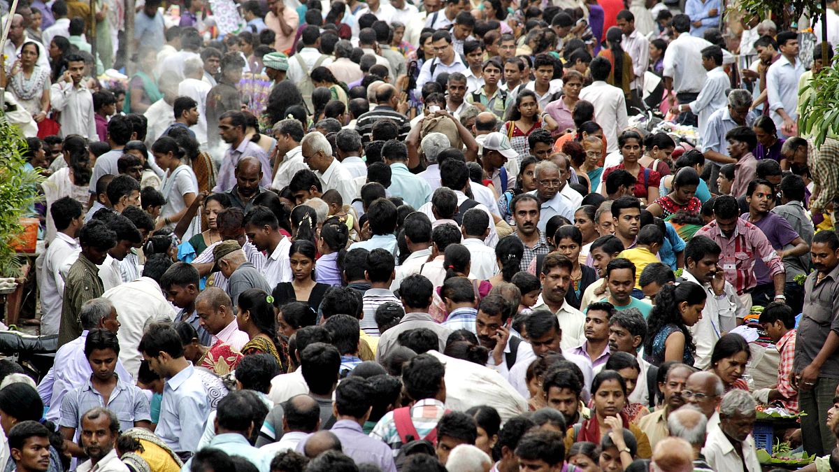 Una multitud pulula en un área de mercado cerca de una estación de tren en la víspera del Día Mundial de la Población en Mumbai (India), el martes 10 de julio de 2012.