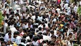 Una multitud pulula en un área de mercado cerca de una estación de tren en la víspera del Día Mundial de la Población en Mumbai (India), el martes 10 de julio de 2012.