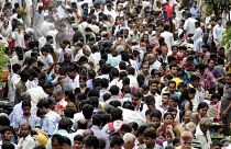Una multitud pulula en un área de mercado cerca de una estación de tren en la víspera del Día Mundial de la Población en Mumbai (India), el martes 10 de julio de 2012.