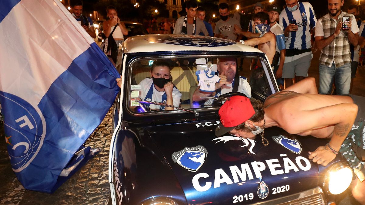 Adeptos do FC Porto libertaram nas ruas as emoções contidas há meses