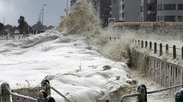Εις τον αφρό της θάλασσας... αυτοκίνητα κολυμπάνε; - ΒΙΝΤΕΟ Εις τον αφρό της θάλασσας... αυτοκίνητα κολυμπάνε; - ΒΙΝΤΕΟ