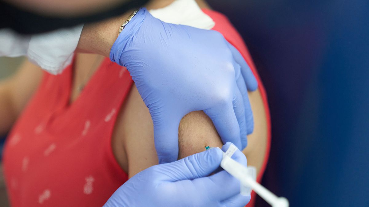 متطوعة تتلقى حقنة كجزء من المرحلة الأولى للقاح ضد كوفيد-19