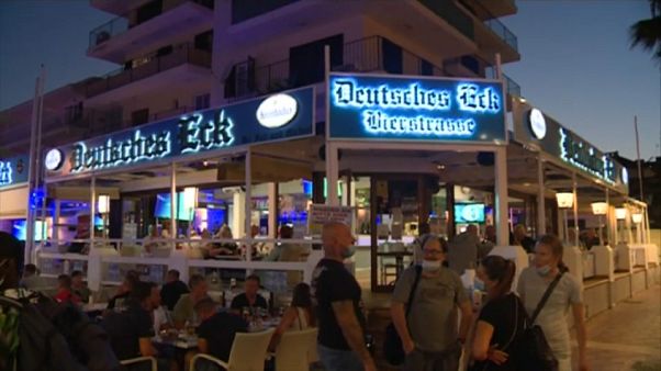 Maiorca, turisti non rispettano il distanziamento: locali chiusi per tutta la stagione Maiorca, turisti non rispettano il distanziamento: locali chiusi per tutta la stagione