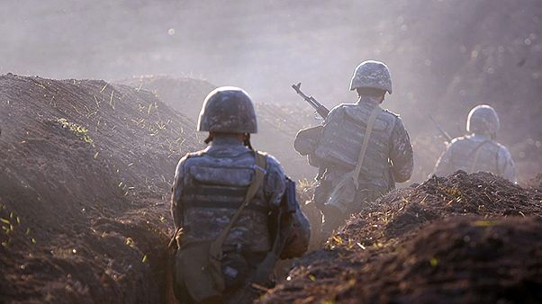 جنود أرمن داخل خندق عند الحدود مع أذربيجان جنود أرمن داخل خندق عند الحدود مع أذربيجان
