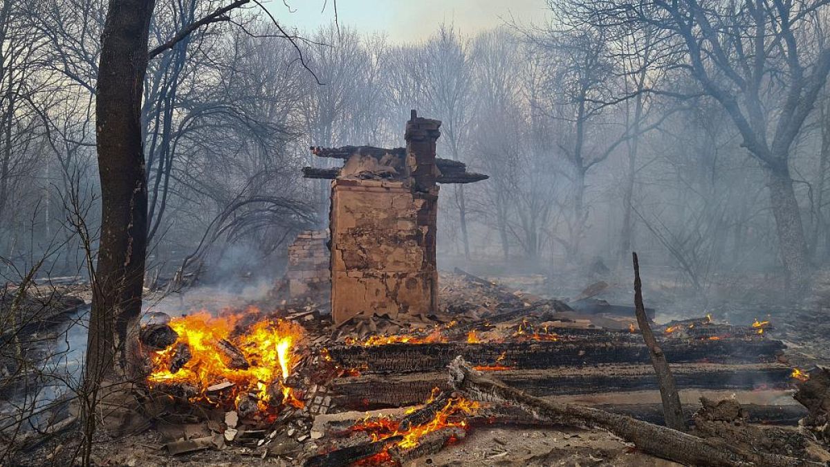 Una casa se quema en la zona de exclusión alrededor de la central nuclear de Chernóbil, el 5 de abril de 2020