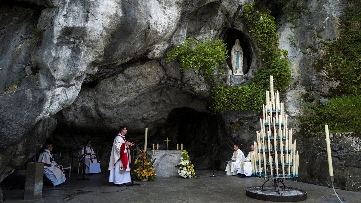 Messa nella grotta di Massabielle nel santuario di Lourdes il 12 aprile 2020