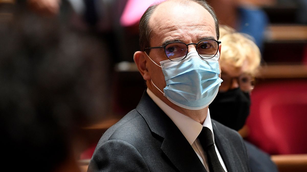 فرنسا تلزم مواطنيها بارتداء الكمامات في الأماكن العامة المغلقة