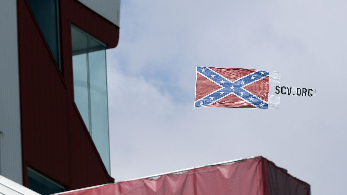 Боевой флаг Конфедерации над трассой NASCAR