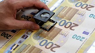التحقق من الأوراق النقدية الجديدة بقيمة 200 يورو في إيطاليا