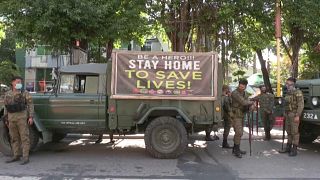 شاهد: قوات النخبة تلاحق المخلين بقواعد الحجر الصحي في العاصمة الفلبينية