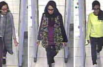صورة إلتقطتها كاميرات المراقبة  في مطار لندن تظهر فيها بيغوم عندما كانت تبلغ من العمر 15 عاما في 2015 وهي تغادر  بريطانيا برفقة صديقتين من مدرستها متوجّهة إلى سوريا