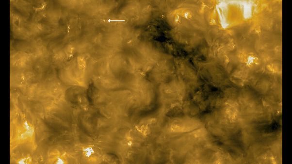 Detalle de una "hoguera solar" y comparación con el tamaño de la Tierra. Detalle de una "hoguera solar" y comparación con el tamaño de la Tierra.