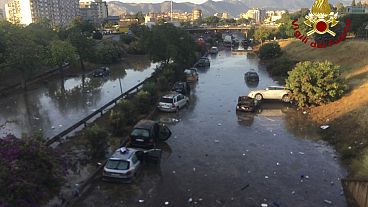 شناور شدن خودروها در سیل کم‌سابقه در جزیره سیسیل ایتالیا
