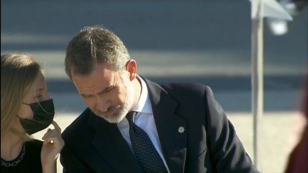 Maske auf! Leonor (14) mahnt ihren Vater, König Felipe von Spanien Maske auf! Leonor (14) mahnt ihren Vater, König Felipe von Spanien