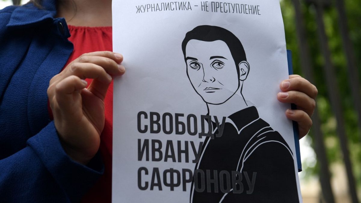 Сторонник Ивана Сафронова держит плакат в его поддержку. 