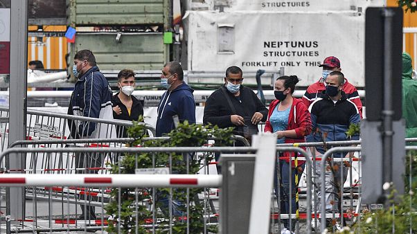 Llegada de trabajadores del matadero Toennies, que experimentó un gigantesco rebrote. Ha sido reabierto con medidas de seguridad muy estrictas. Llegada de trabajadores del matadero Toennies, que experimentó un gigantesco rebrote. Ha sido reabierto con medidas de seguridad muy estrictas.