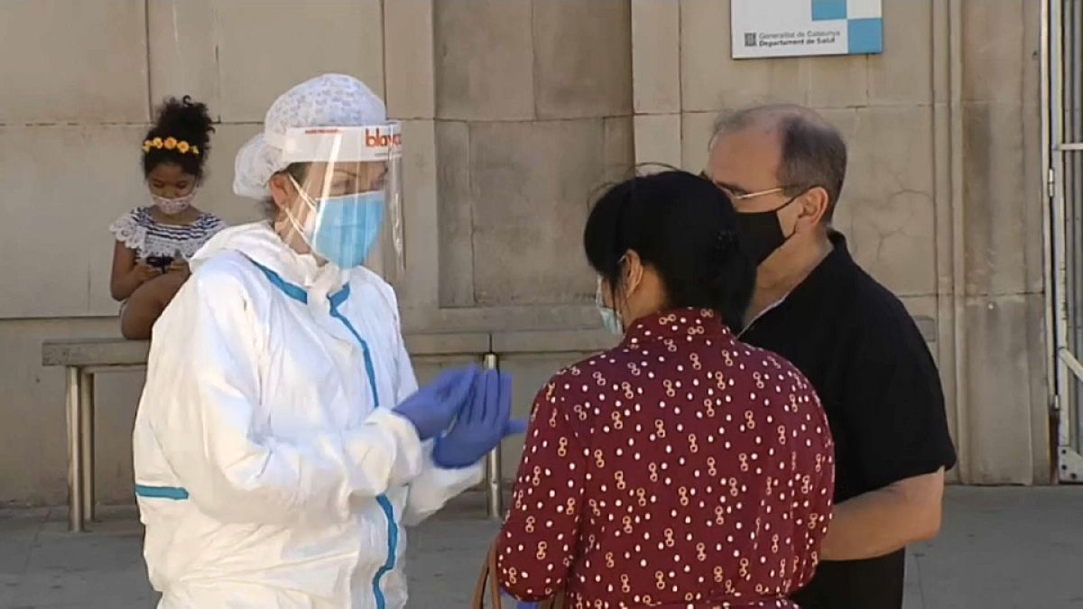 España se enfrenta a los brotes de COVID-19 y registra 580 nuevos casos en 24 horas