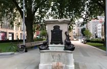 Bristol, statue finite: abbattuta quella dello schiavista, rimossa quella dell'attivista nera