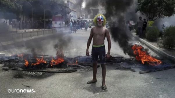 Joker maszkban demonstrált egy kormányellenes tüntető Bejrútban. Joker maszkban demonstrált egy kormányellenes tüntető Bejrútban.