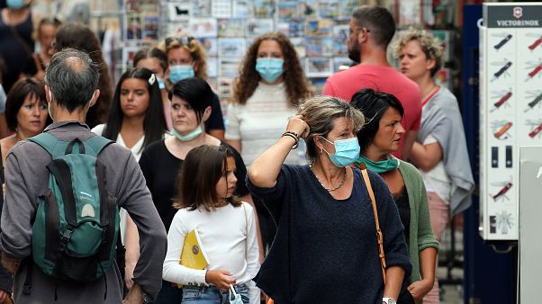 Gente pasea por Bayona, Francia Gente pasea por Bayona, Francia