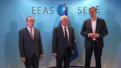 Líderes do Kosovo e da Sérvia juntos mas ainda distantes em Bruxelas