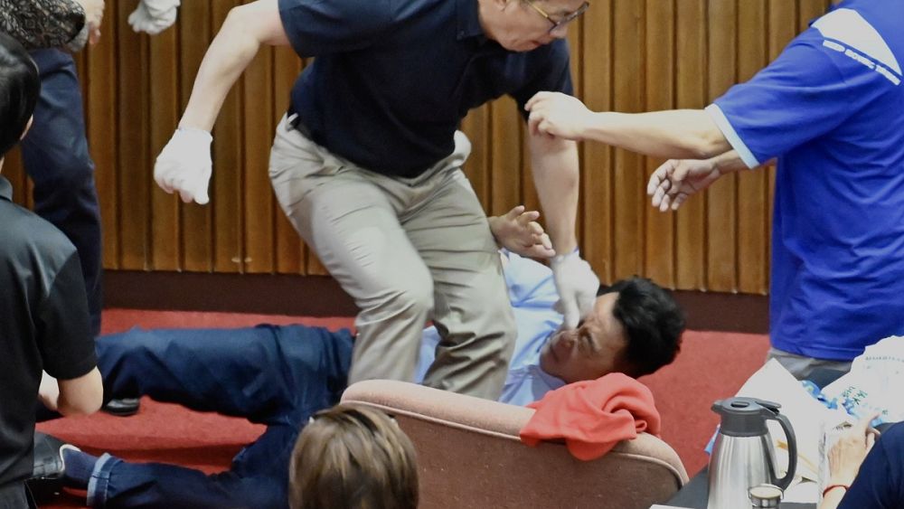 Bagarre et bombe à eau dans le parlement taïwanais