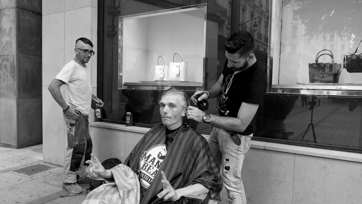 Friseur auf "Tour de France": Frische Frisuren für Obdachlose