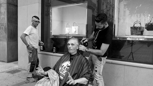 Friseur auf "Tour de France": Frische Frisuren für Obdachlose Friseur auf "Tour de France": Frische Frisuren für Obdachlose