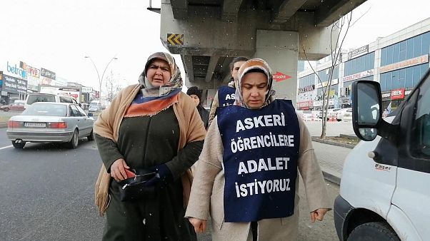 Hava Harp Okulu öğrencisi Furkan Çetinkaya'nın annesi Melek Çetinkaya (sağda) Hava Harp Okulu öğrencisi Furkan Çetinkaya'nın annesi Melek Çetinkaya (sağda)