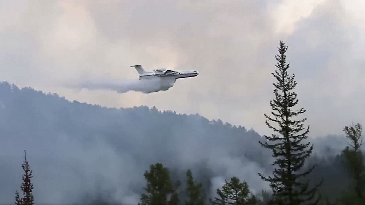 Un avion largue de l'eau près du Parc national Zabaïkalski en Bouriatie, sud de la Sibérie, Russie, le 9 juillet 2020