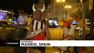 Болельщики клуба "Реал Мадрид" ликуют в центре испанской столицы