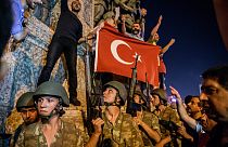 Soldati in piazza Taksim a Istanbul - luglio 2016