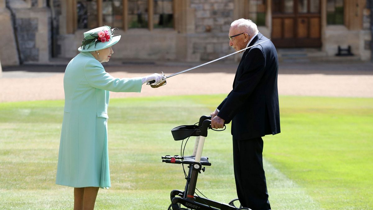 II. Elizabeth, 100 yaşındaki emekli yüzbaşı Moore'u şövalye yaptı