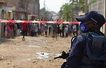Agente da polícia angolana observa protesto em Hoji-Ya-Henda, Luanda