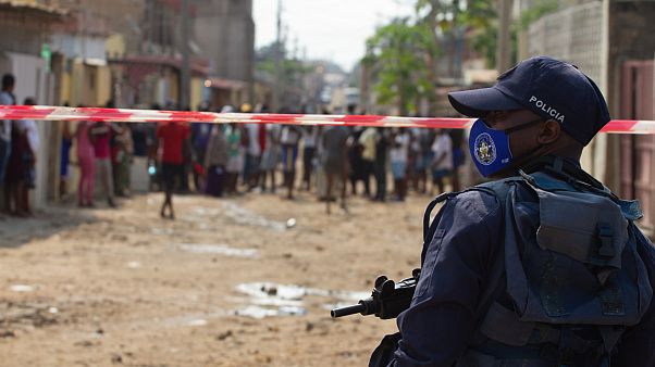 Agente da polícia angolana observa protesto em Hoji-Ya-Henda, Luanda Agente da polícia angolana observa protesto em Hoji-Ya-Henda, Luanda